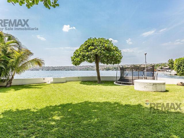 Venta de Residencia en Tequesquitengo con acceso al lago y muelle privado ?Clave 6204