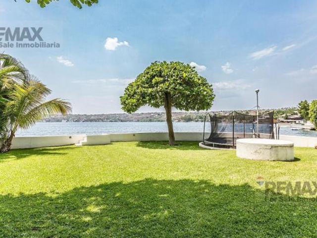 Venta de Residencia en Tequesquitengo con acceso al lago y muelle privado …Clave 6204