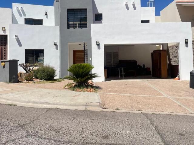 VENTA DE RESIDENCIA FRENTE A PARQUE EN ZONA VALLES CANTERA II