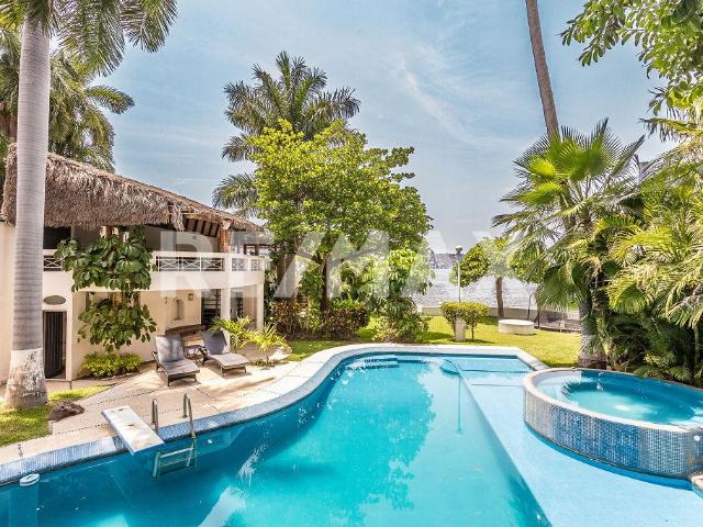Venta de Residencia frente al Lago de Tequesquitengo con muelle privado y estilo de vida tipo resort. Clave 6204