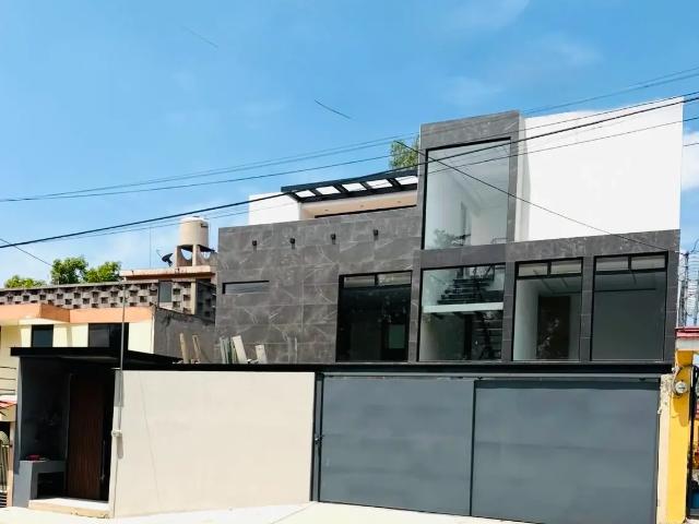 ¡Venta de Residencia Totalmente Remodelada en Ciudad Satélite!