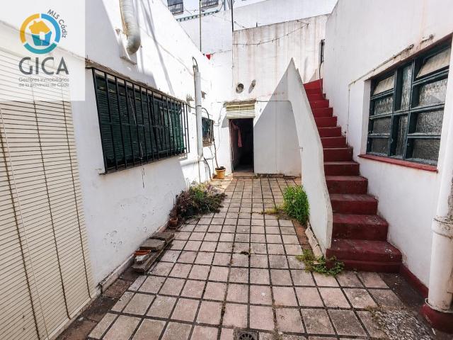 Venta del 90% indiviso de casa dividida físicamente en 3 viviendas + amplio taller/trastero en Isaac Albéniz, Algeciras