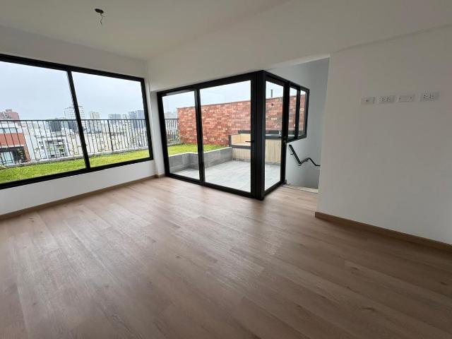 Venta Dúplex 3 dorm con piscina y amplia terraza a pasos del Óvalo Gutierrez Miraflores