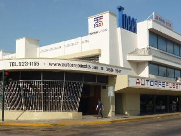 Venta edificio con amplio estacionamiento en el coraz?n del barrio de Santiago