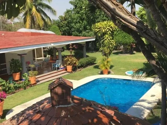 Venta en Temixco de casa de descanso estilo colonial con alberca