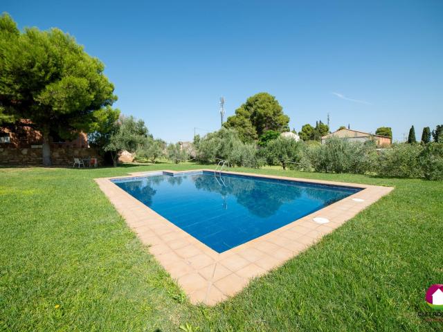 Finca con vivienda de 217 m2, piscina y 4.056 m2 de parcela, a 3 minutos andando de Garrapinillos