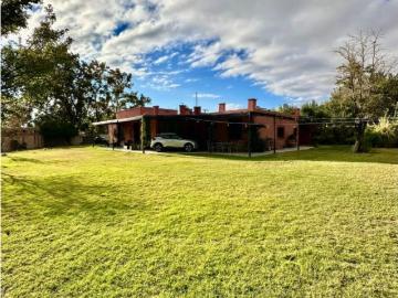 Venta Espectacular Casa De Estilo Único 390m2 Cubiertos, 1500m2 Terreno Rivadavia