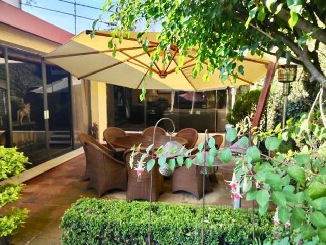Venta Excelente Casa Con Jardín, Barrio de San Francisco