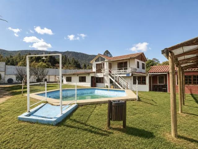 Venta gran terreno central con construcciones limache | 8 dormitorios por 300000. 00 en Limache