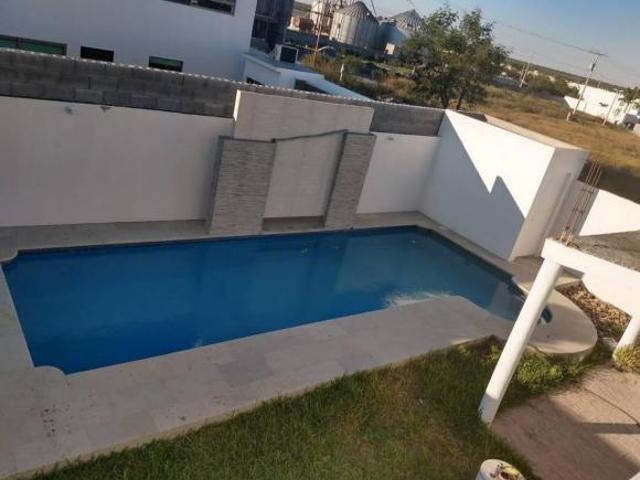 VENTA HERMOSA CASA CON ALBERCA 600mts2 TERRENO A. VALLE ALTO