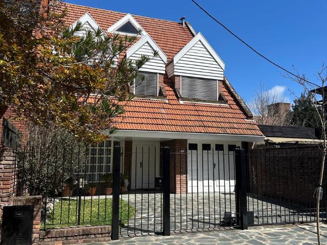 VENTA Hermosa casa en Martinez. ! 3 plantas 6 amb. jardin/pileta/parrilla sup.cub.273.sup.tot.295m2