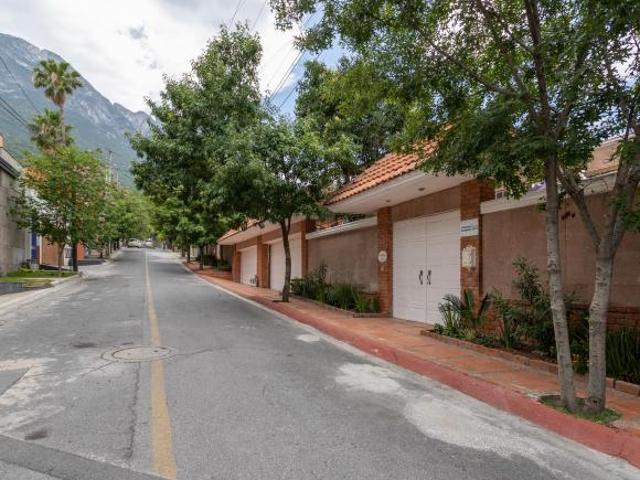 Venta, hermosa casa en Villa Montaña, San Pedro, Gza Gcía, con frente de 40m²