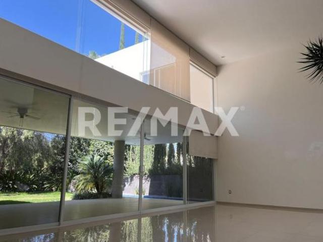 VENTA HERMOSA CASA JURICA REGENCY