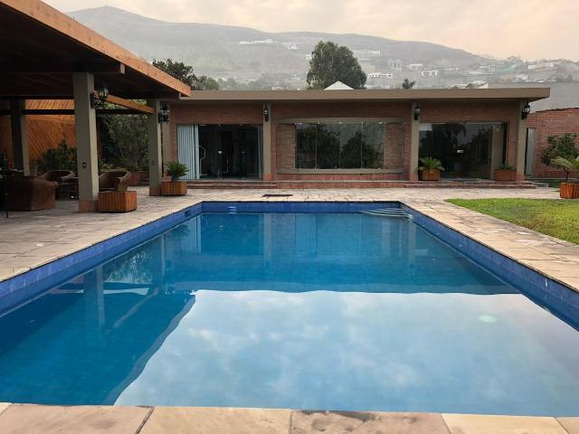 VENTA HERMOSA CASA RODEADA DE JARDINES EN CASUARINAS SURCO