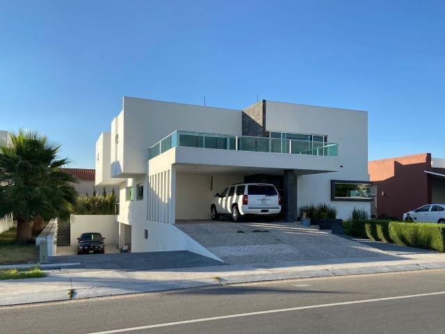 Venta Hermosa residencia en El Campanario