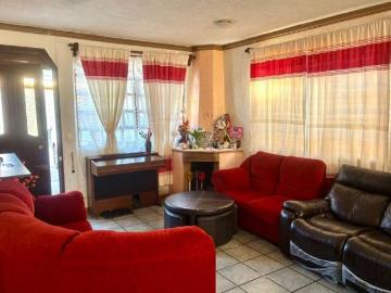 VENTA: LINDA CASA SOLA, CALLE TRANQUILA