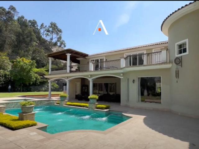 Venta Mansión Exclusiva en La Planicie con Piscina y Cascada: El Oasis de Lujo que Soñaste
