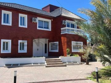 VENTA | Moderna Casa de 3 Dormitorios con Pileta, Cochera Doble y Gran Jardín