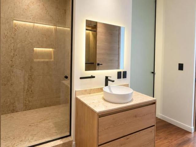 VENTA MODERNO Y AMPLIO DEPARTAMENTO EN EXCLUSIVO CONDOMINIO TORRES DE VALLESCONDIDO ZONA ESMERALDA