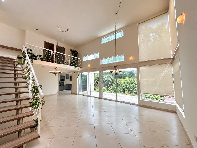 VENTA O RENTA DE CASA EN RINCONADA JURICA HABITACIÓN EN PB. 11