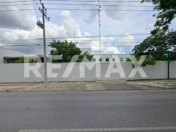 Venta predio comercial en esquina para oficina o local sobre Av. Itzaes. Mérida