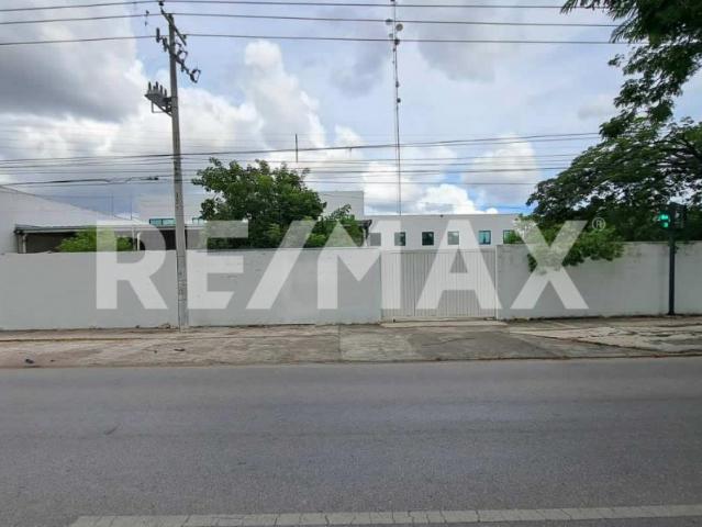 Venta predio comercial en esquina para oficina o local sobre Av. Itzaes. Mérida