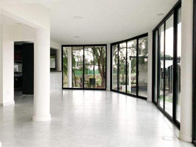 VENTA RESIDENCIA DE LUJO EN EL PORVENIR 4R 3B 2MB TERRAZA Y JARDIN ESTACIONAMIENTO TECH SALIDA QRO