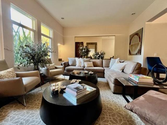 Venta Residencia remodelada con vigilancia