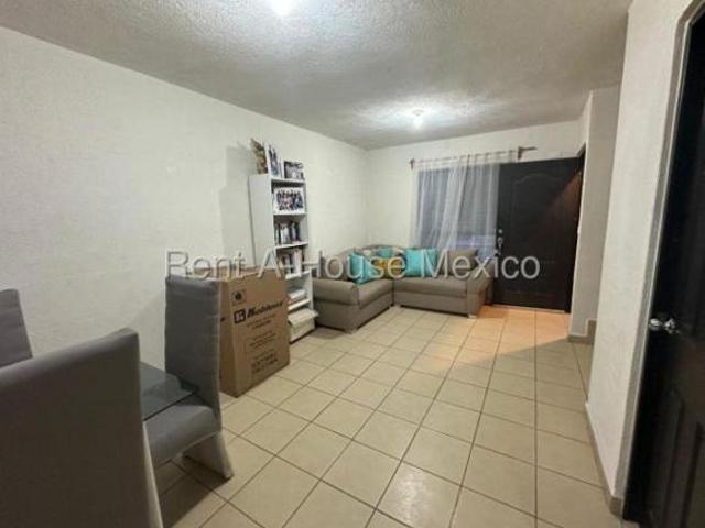 Venta Rincones del Marques Casa con 3 recámaras 1 en planta baja y sala de TV