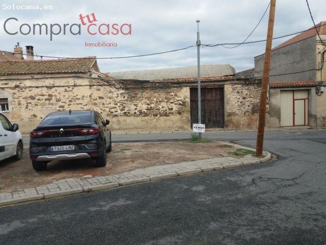 VENTA SOLAR BERNARDOS A TRES CALLES