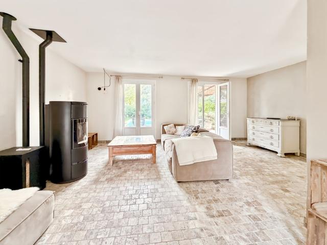 VENTABREN – MAISON DE PLAIN PIED 3 CHAMBRES AVEC PISCINE, JARDIN ET VUE NATURE