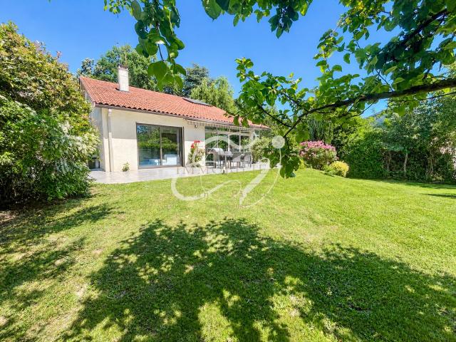 VENTE 69130 ECULLY MAISON DE 191 m2 environ sur un terrain de 1002 m2 piscinable