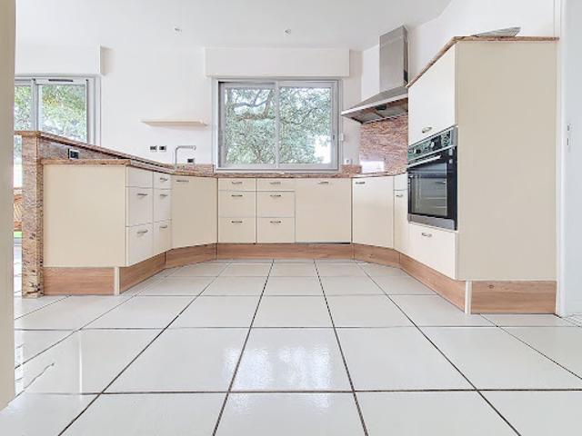 Location Villa 7 pièces 166 m2 Saint Estève