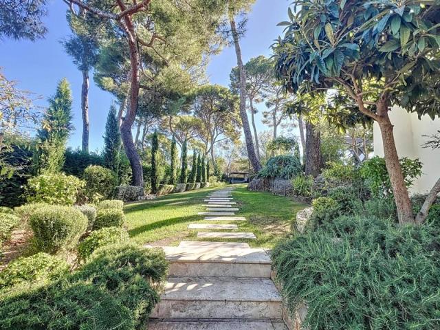 VENTE VILLA CONTEMPORAINE AU CAP D'ANTIBES