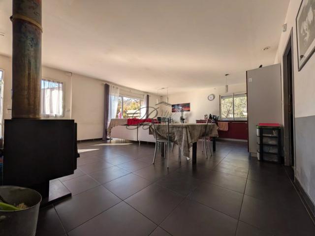 Vente villa de plain pied avec piscine et grand garage, à Mirabeau 84120