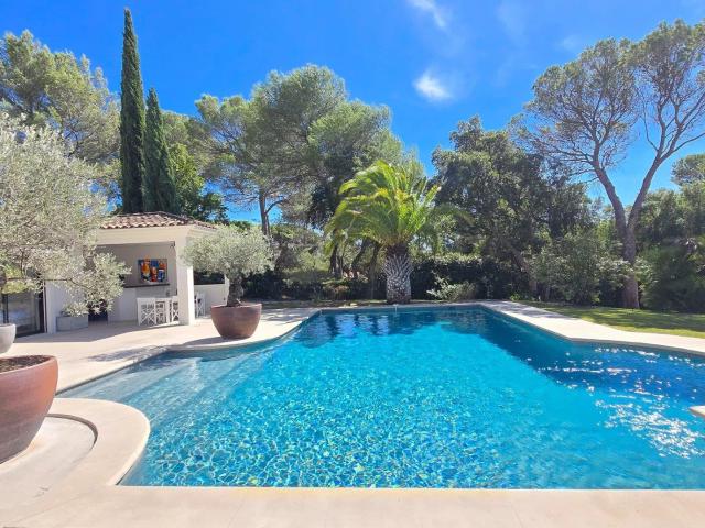 Grande villa de standing à vendre à Saint Raphaël en domaine. 270m² Saint Raphaël