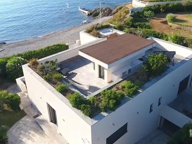 VENTE VILLA PIEDS DANS L´EAU AVEC PISCINE ENTRE SAINT RAPHAEL ET SAINTE MAXIME