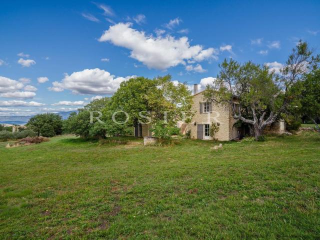 Vente à Venasque: Cette propriété est un véritable bijou de. 398m² Venasque