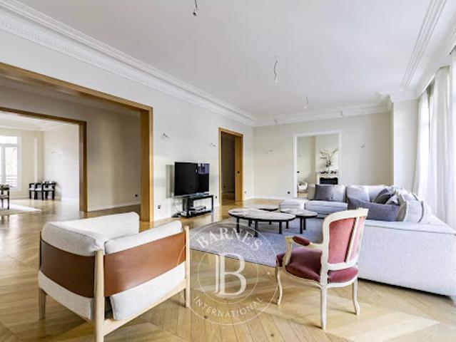 Vente Appartement 8 pièces 328.17 m2 Paris 7ème