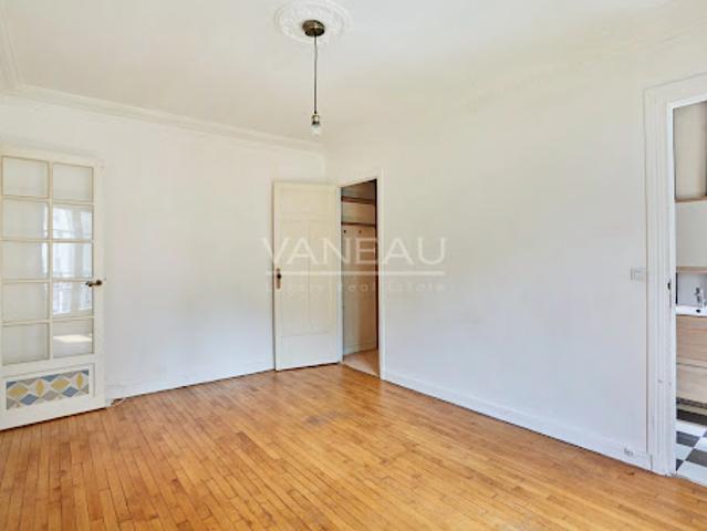 Vente Appartement 1 pièce 31.2 m2 Paris 18ème