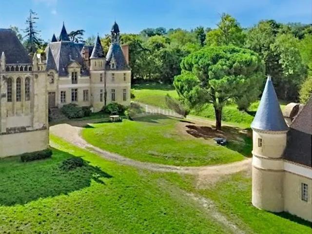 Vente Château 45 pièces 2000 m2 Mirande