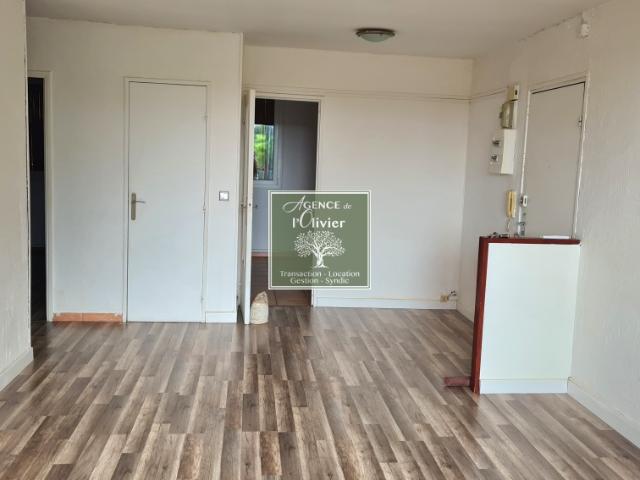Vente d'un T3 aux Cigales en bon état. L'appartement donne sur l'avenue Schweitzer