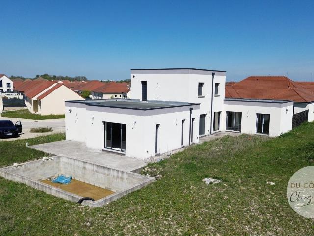 Vente d'une maison neuve à Saint André les Vergers, avec piscine, proche de Troyes Lire l'annonce !