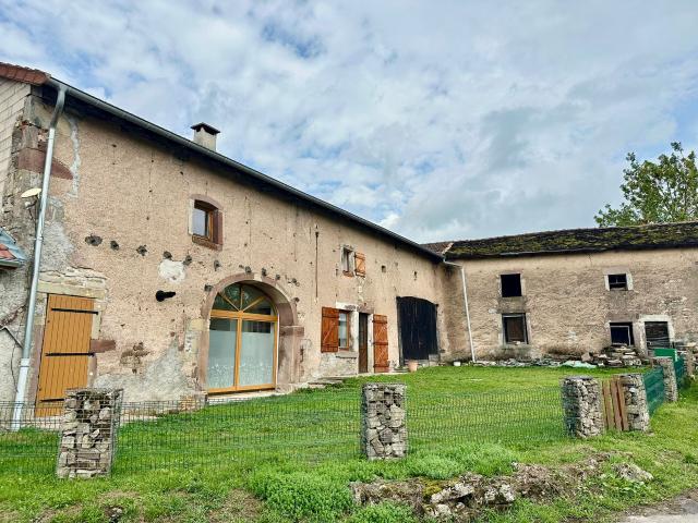 Vente ferme rénovée mitoyenne par l'arrière sur 6 ares 36 ca de terrain Esboz Brest