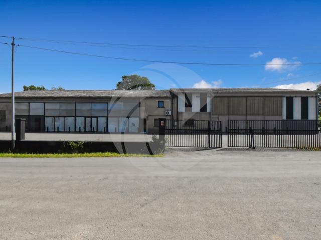 Vente local 0 pièce s 200m² Septfonds