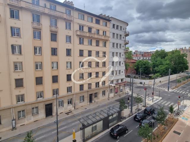 VENTE LYON 69003 METRO GARIBALDI T2 CACHET 45M2 A RENOVER DANS IMMEUBLE ANCIEN