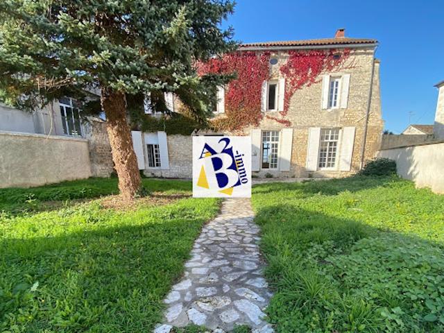 Vente Maison 10 pièces 330 m2 Angouleme