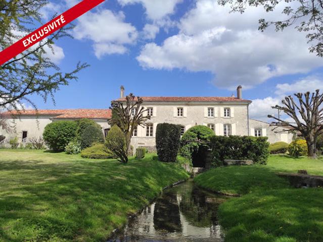 Vente Maison 10 pièces 410 m2 Saint Jean d'Angély
