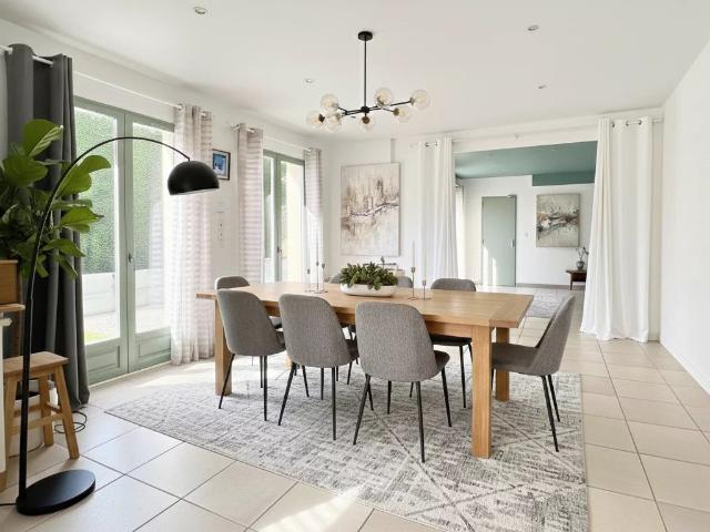 Vente maison 10 pièces 7 chambres avec piscine rénovée, beau jardin arboré, sous sol total et double garage à Saint Germain En Laye Fourqueux 78112