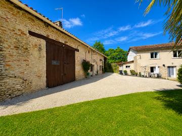 Vente Maison 11 pièces 241.02 m2 Saint Saviol
